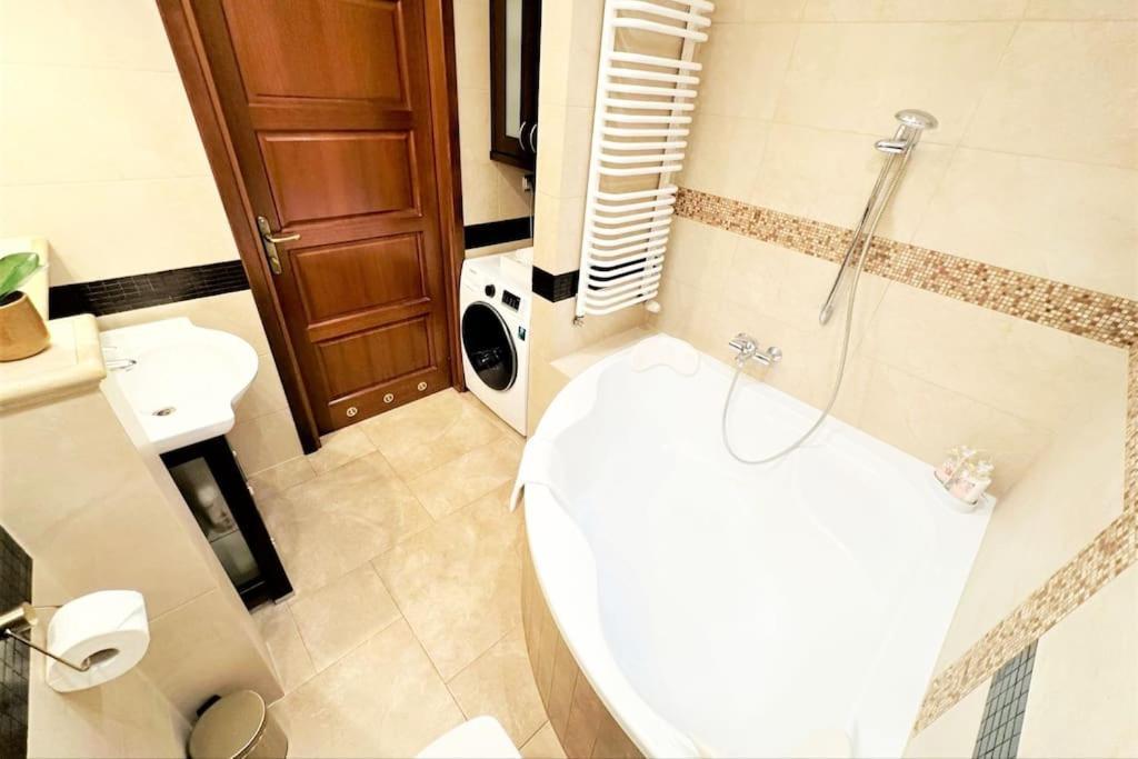Exclusive Penthouse Near Citycenter 120M2 +Netflix Krakow Bagian luar foto